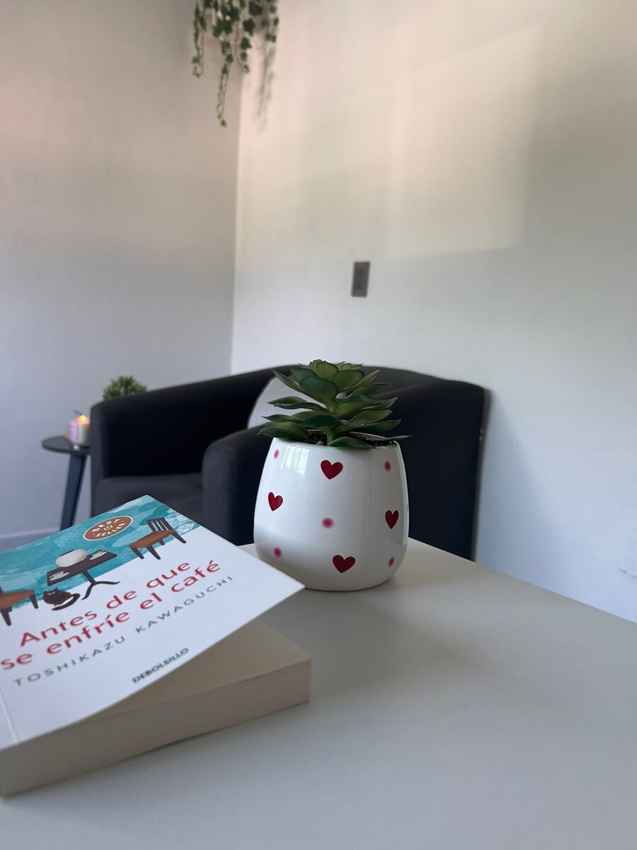 Consultorio de Psic. Karen Magdaleno — Rincón de lectura con libro y plantas en ambiente acogedor